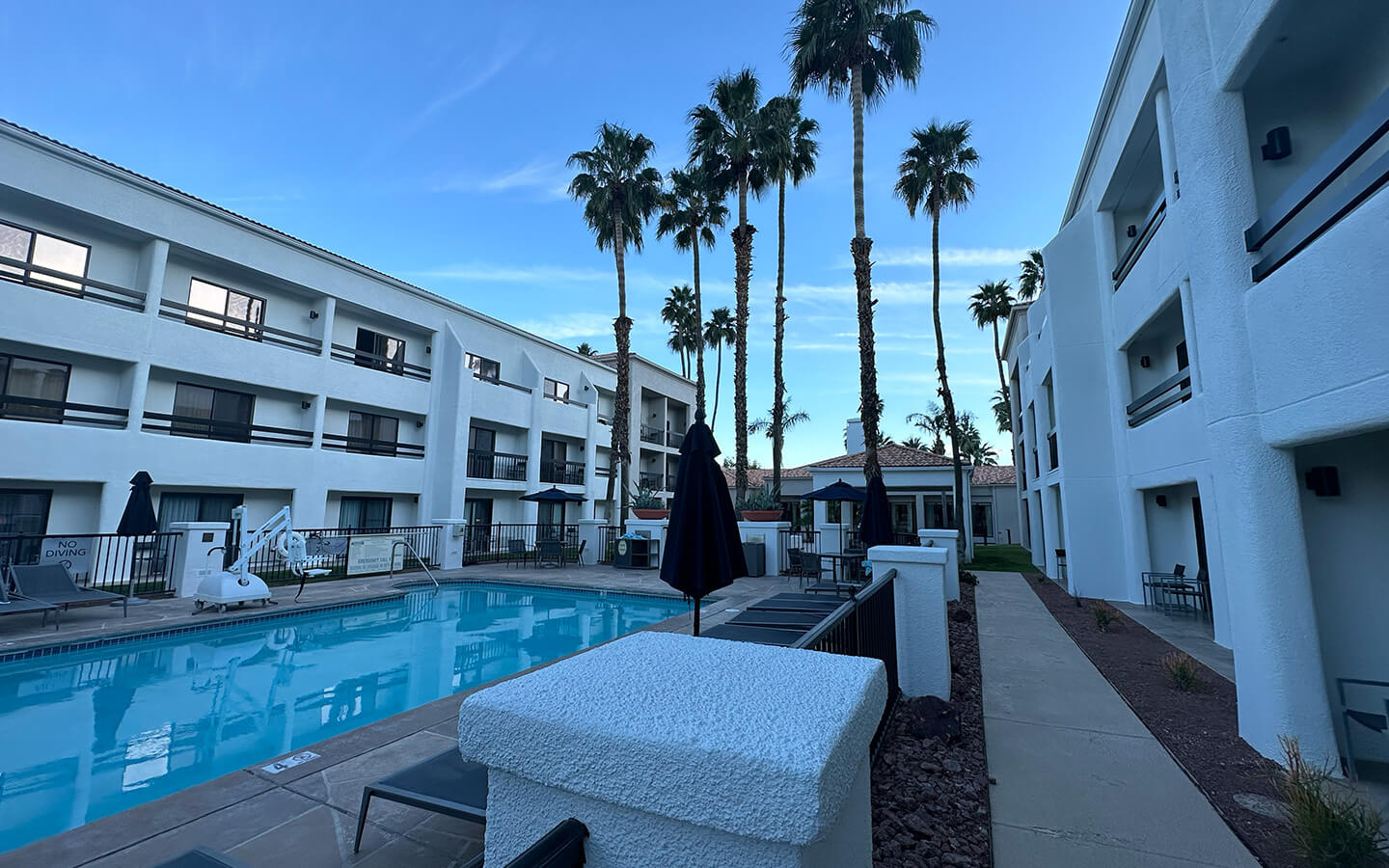 courtyard-by-marriott-hotel-renovation-in-palm-springs-california-after-view-d