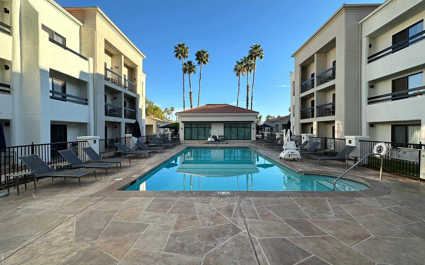 courtyard-by-marriott-hotel-renovation-in-palm-springs-california-after-view-f