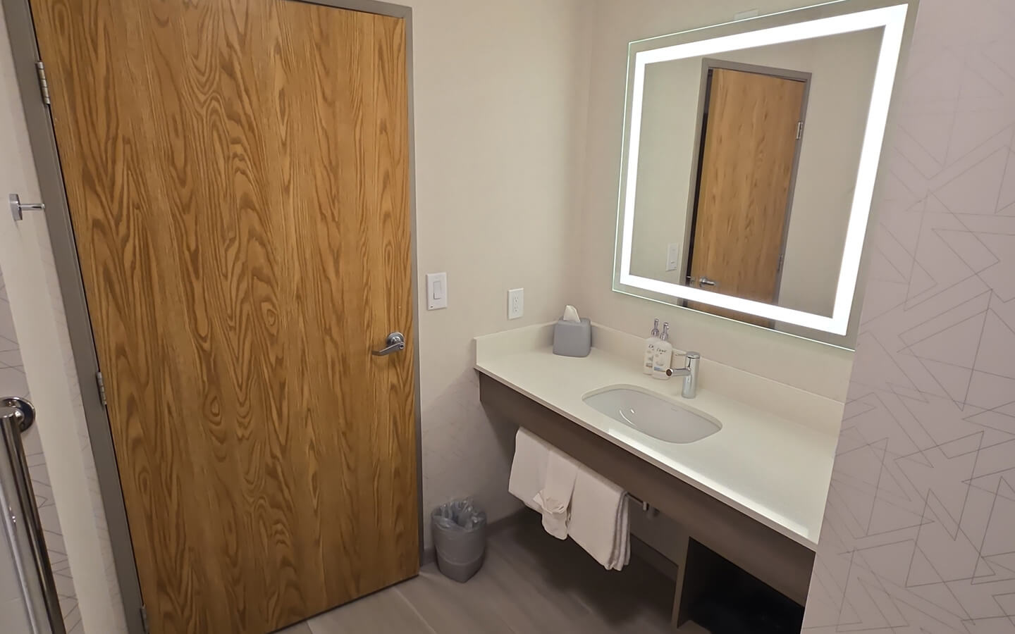 holiday-inn-express-hotel-renovation-in-gillette-wyoming-after-view-f