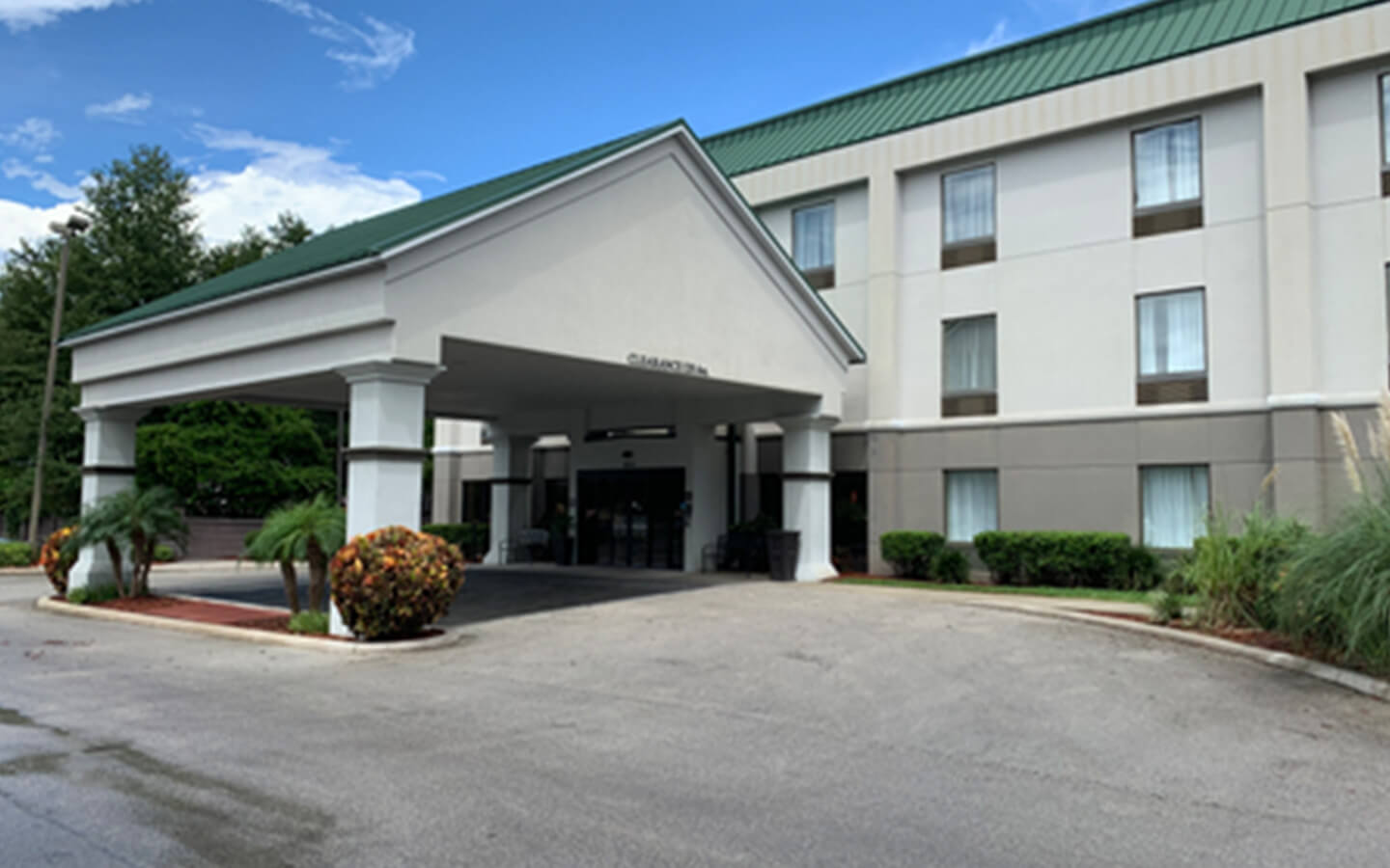 hotel-renovation-on-hampton-inn-in-winterhaven-florida-before-view-a