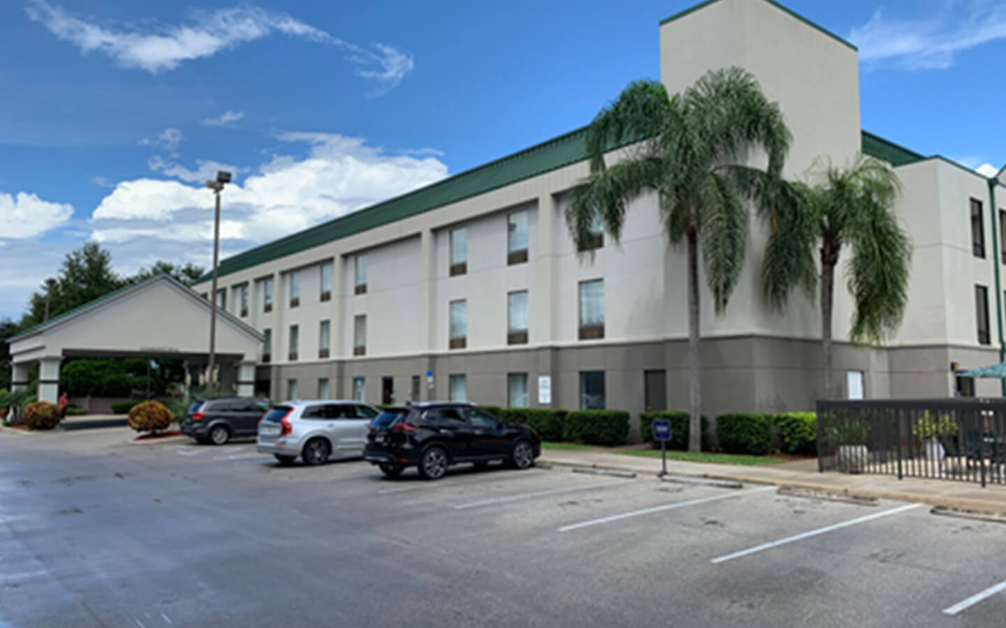 hotel-renovation-on-hampton-inn-in-winterhaven-florida-before-view-c